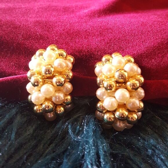 VINTAGE CLIP PEARL & GOLD EARRINGS - Picture 1 of 4